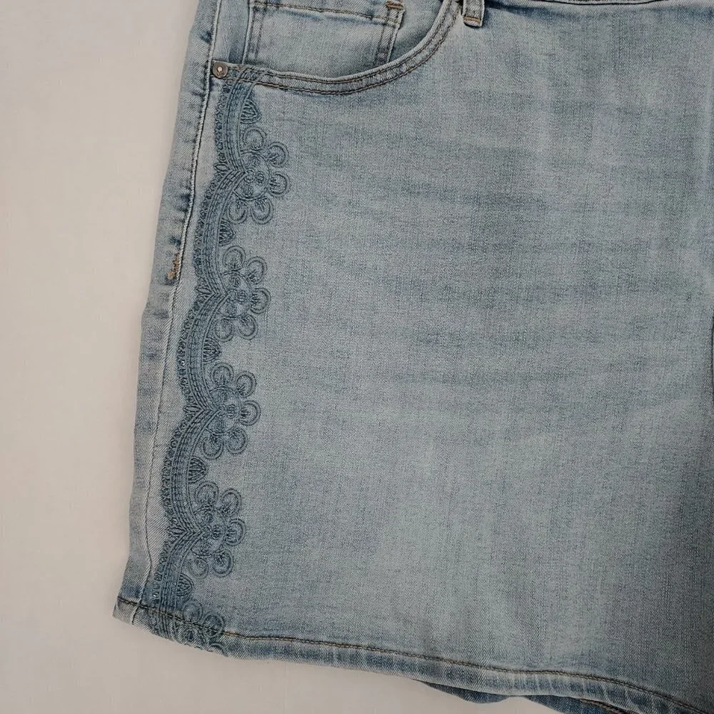 Lane Bryant Embroidered Mid Rise Boyfriend Midi Shorts Size 22